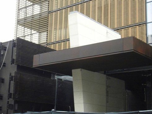 Un grande edificio con un tetto coperto da una tettoia