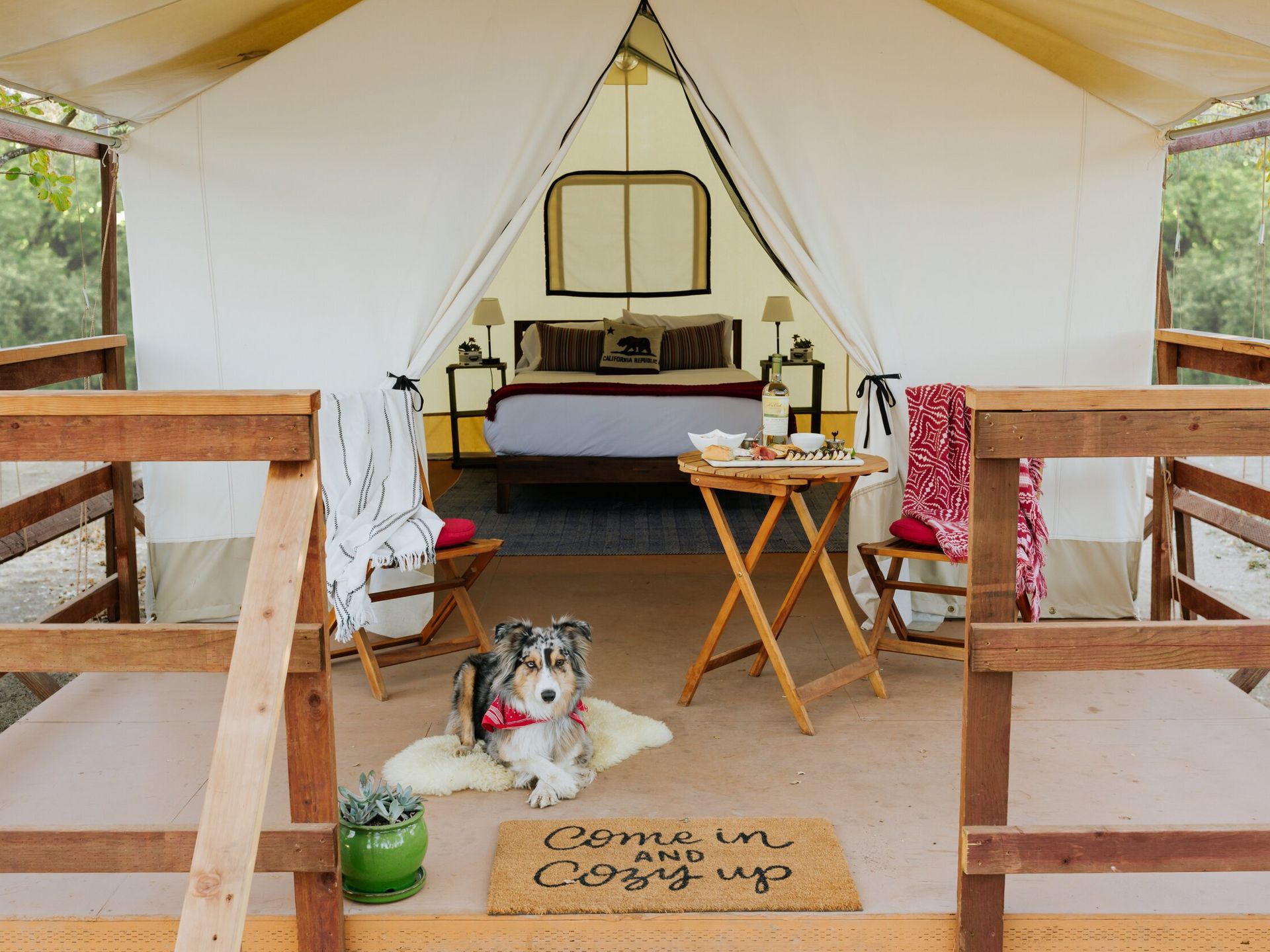 spacious tents and heated beds - Wildhaven Yosemite Glamping