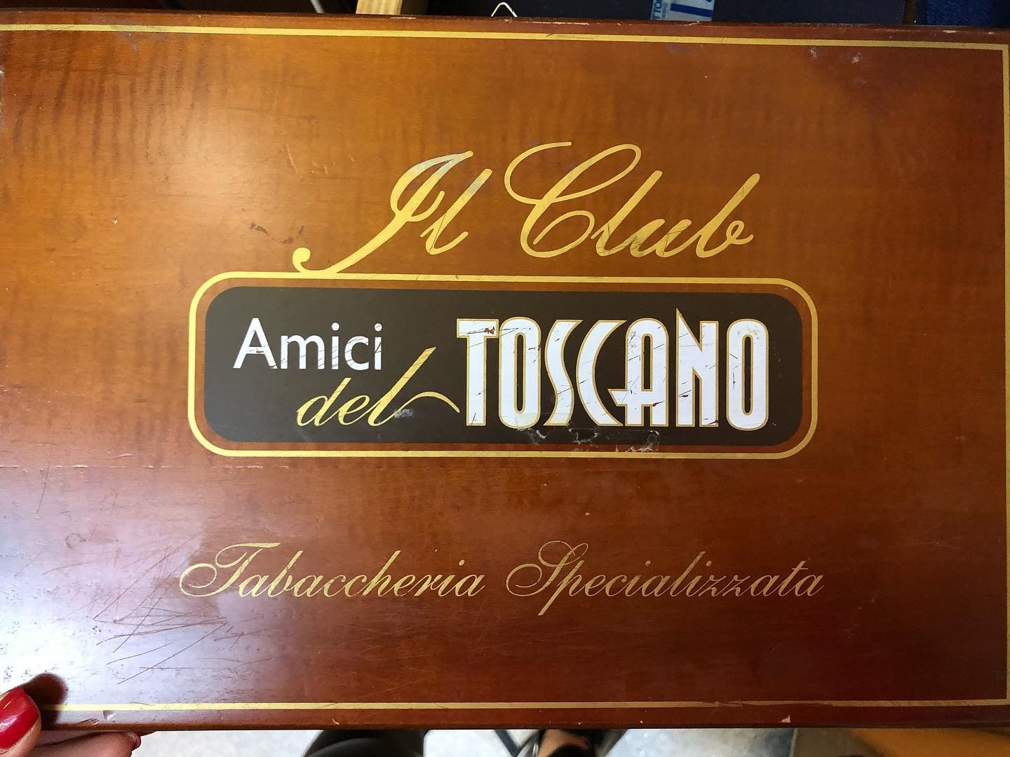 Wooden cigar box, “Il Club Amici del Toscano” logo, and “Tabaccheria Specializzata” text.