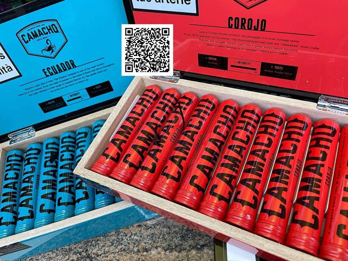 Scatola rossa con l'etichetta 