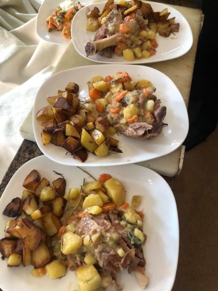 Piatti di carne arrosto, patate e carote. Alcuni piatti includono anche una piccola insalata di contorno.