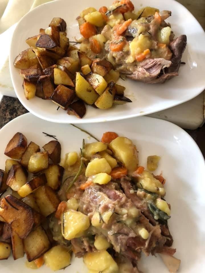 Due piatti: patate arrosto e carne con verdure in salsa cremosa.