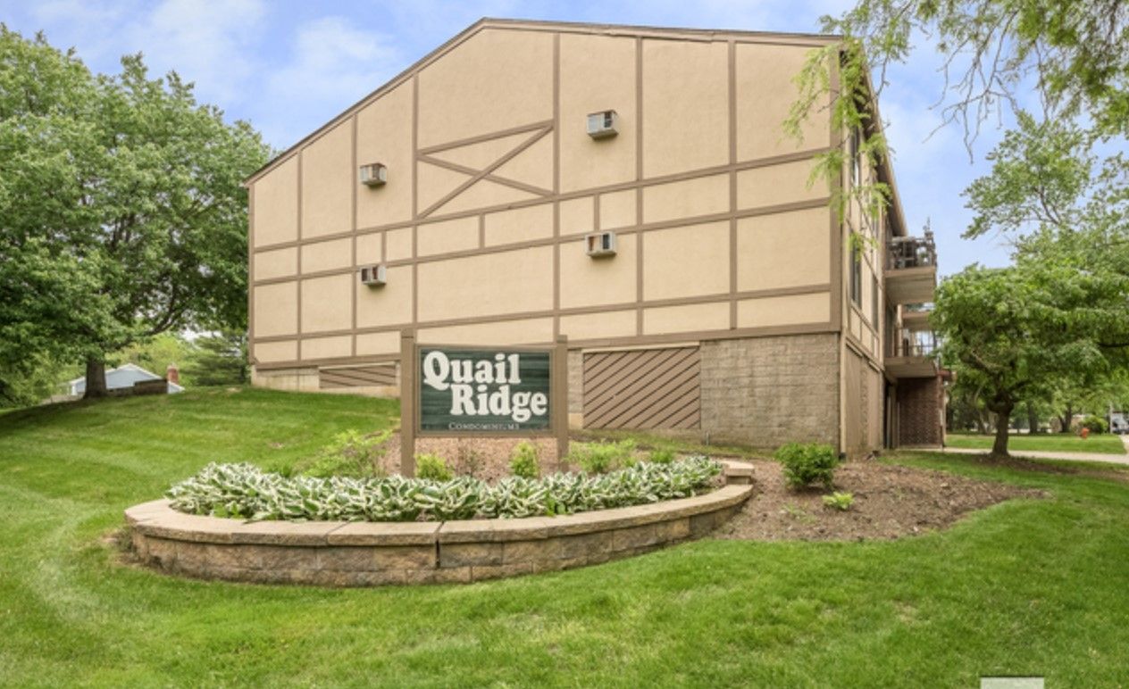 A building with a sign in front of it that says quall ridge