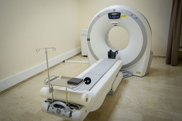 In una stanza d'ospedale c'è una macchina per la TAC.