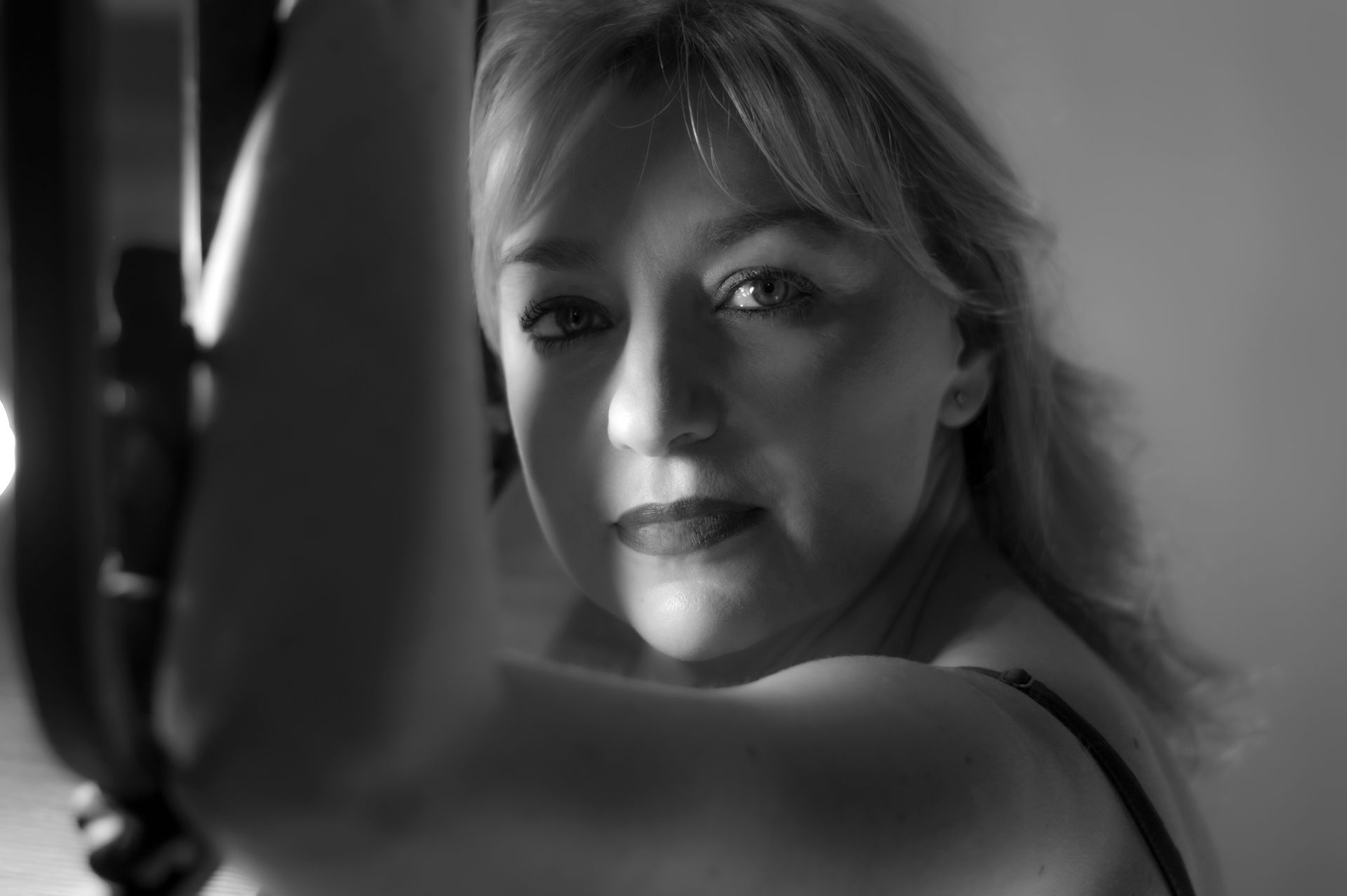 Ritratto glamour editoriale - attenzione dettagli composizione curata - Toscana photographer