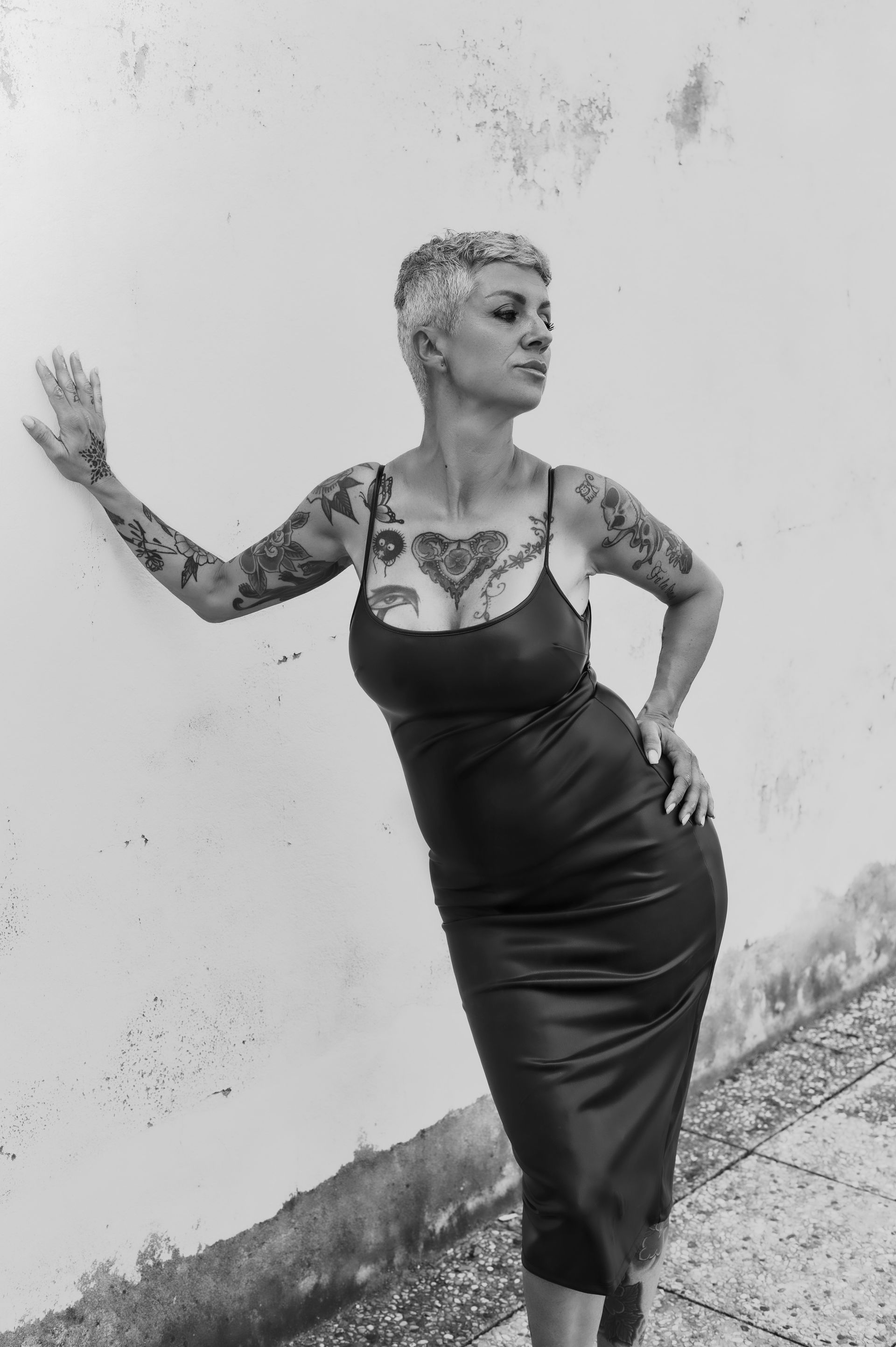 Female portrait artistico monocromatico - bellezza autentica senza filtri - fotografa ritrattista Toscana