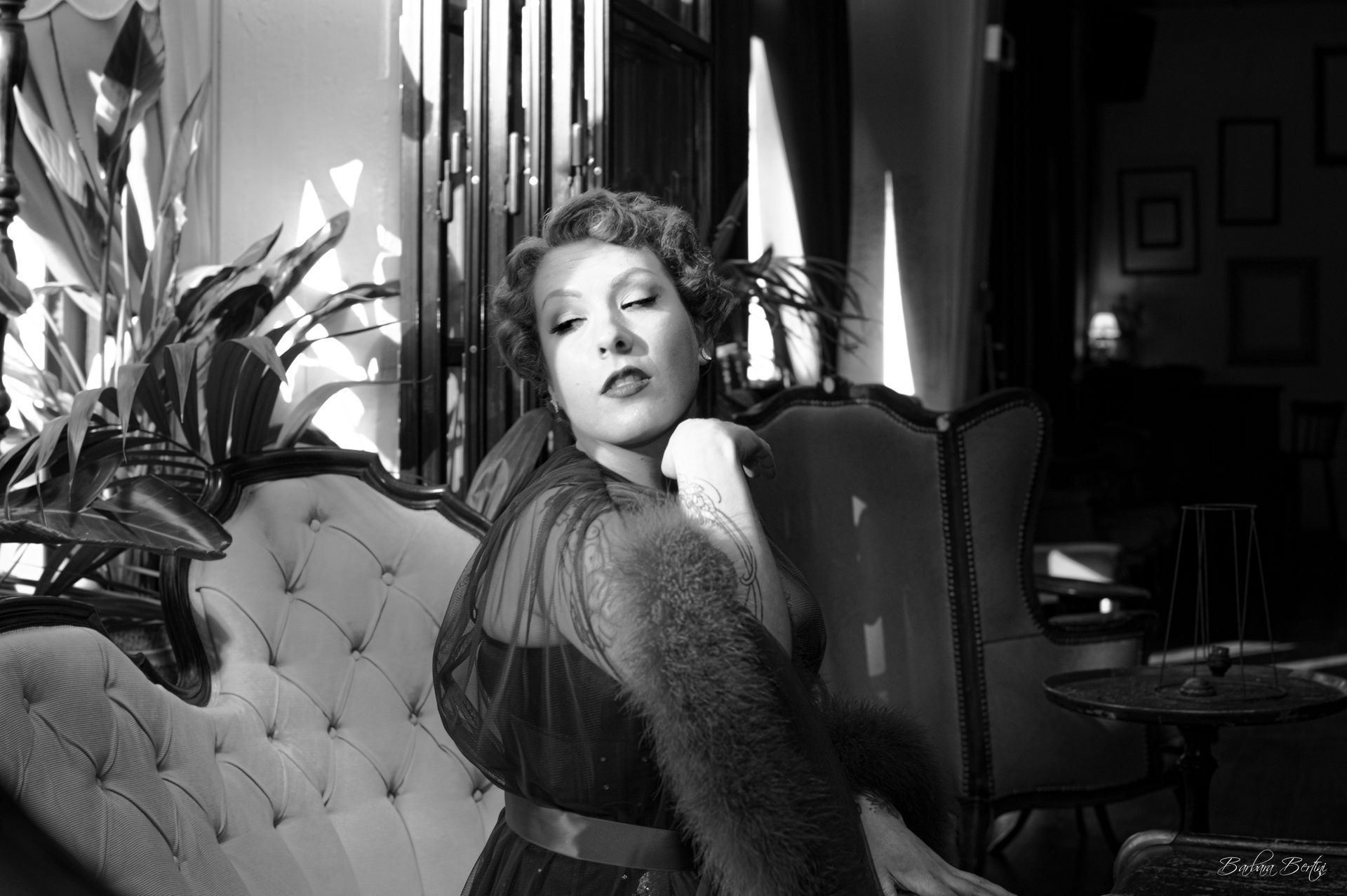 Ritratto donna elegante bianco e nero - empowerment femminile attraverso la fotografia - Barbara Bertini