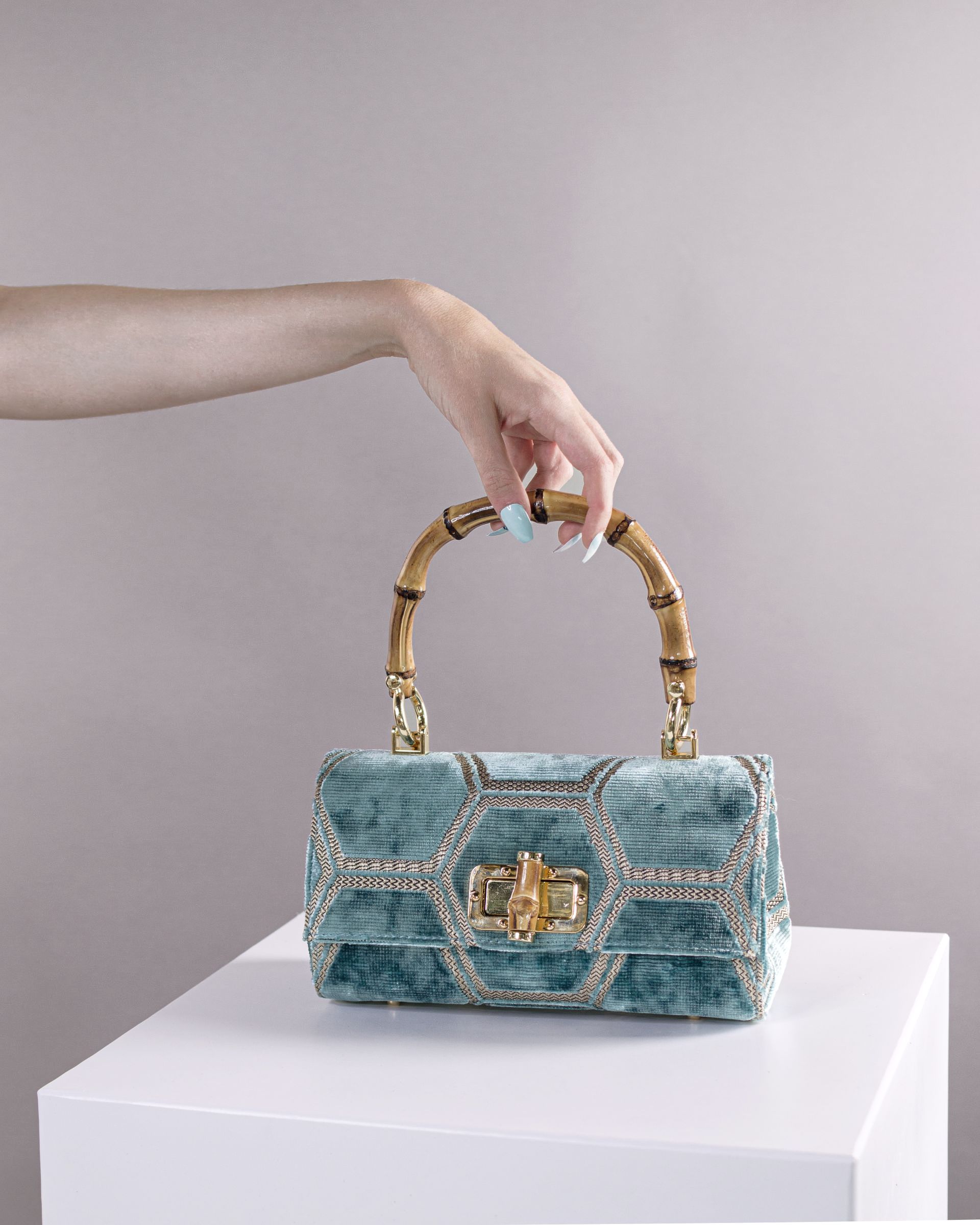 Shooting borse artigianali Toscana, immagini professionali per comunicazione visiva brand sostenibile