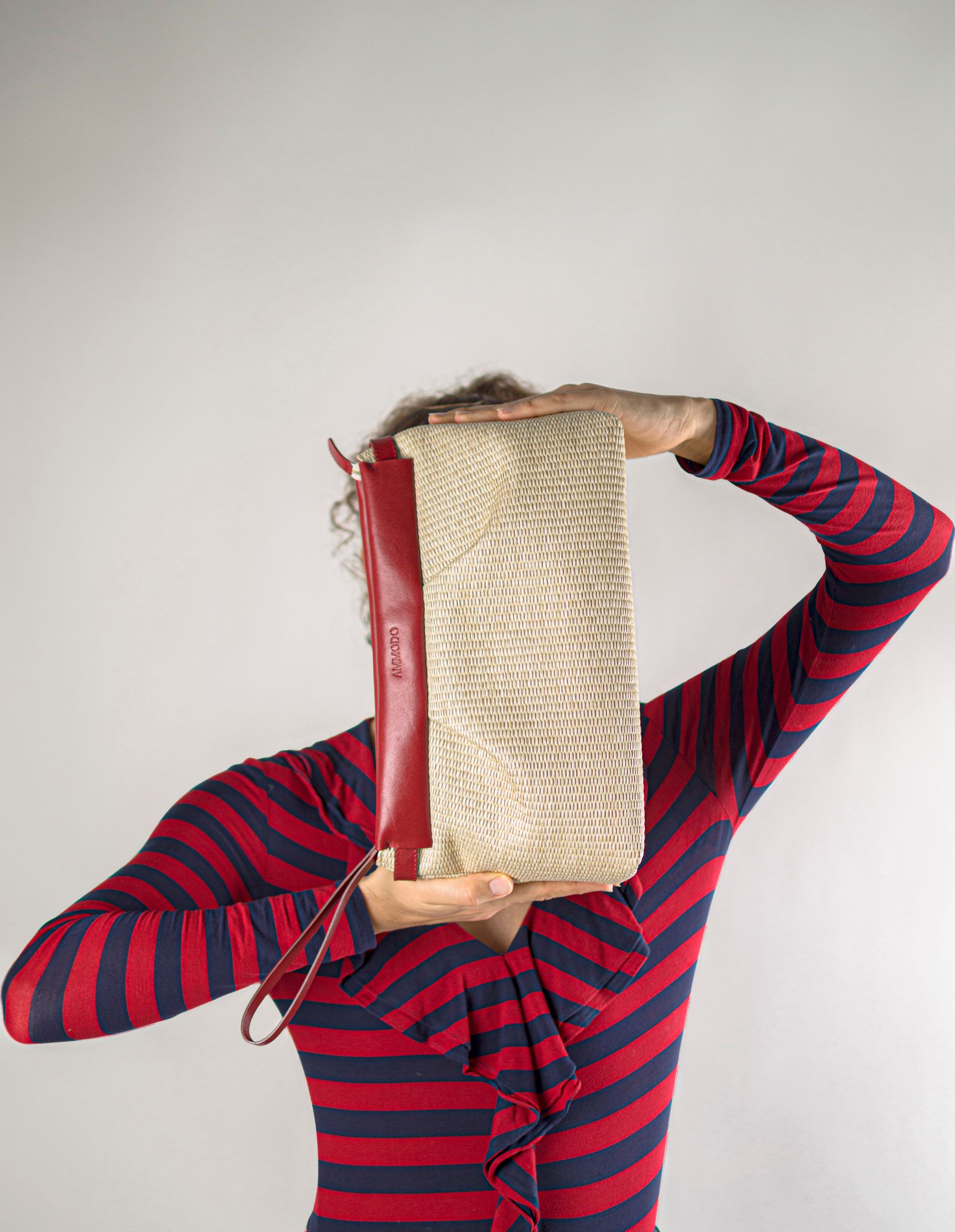 Shooting borse artigianali Toscana, immagini professionali per comunicazione visiva brand sostenibile