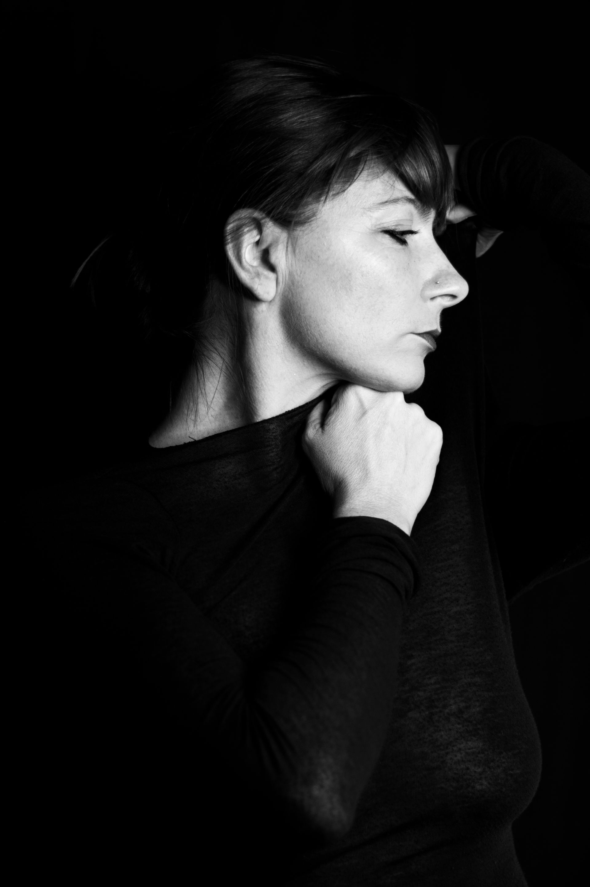 Ritratto donna pensierosa - imperfezioni come caratteristiche distintive - glamour photography