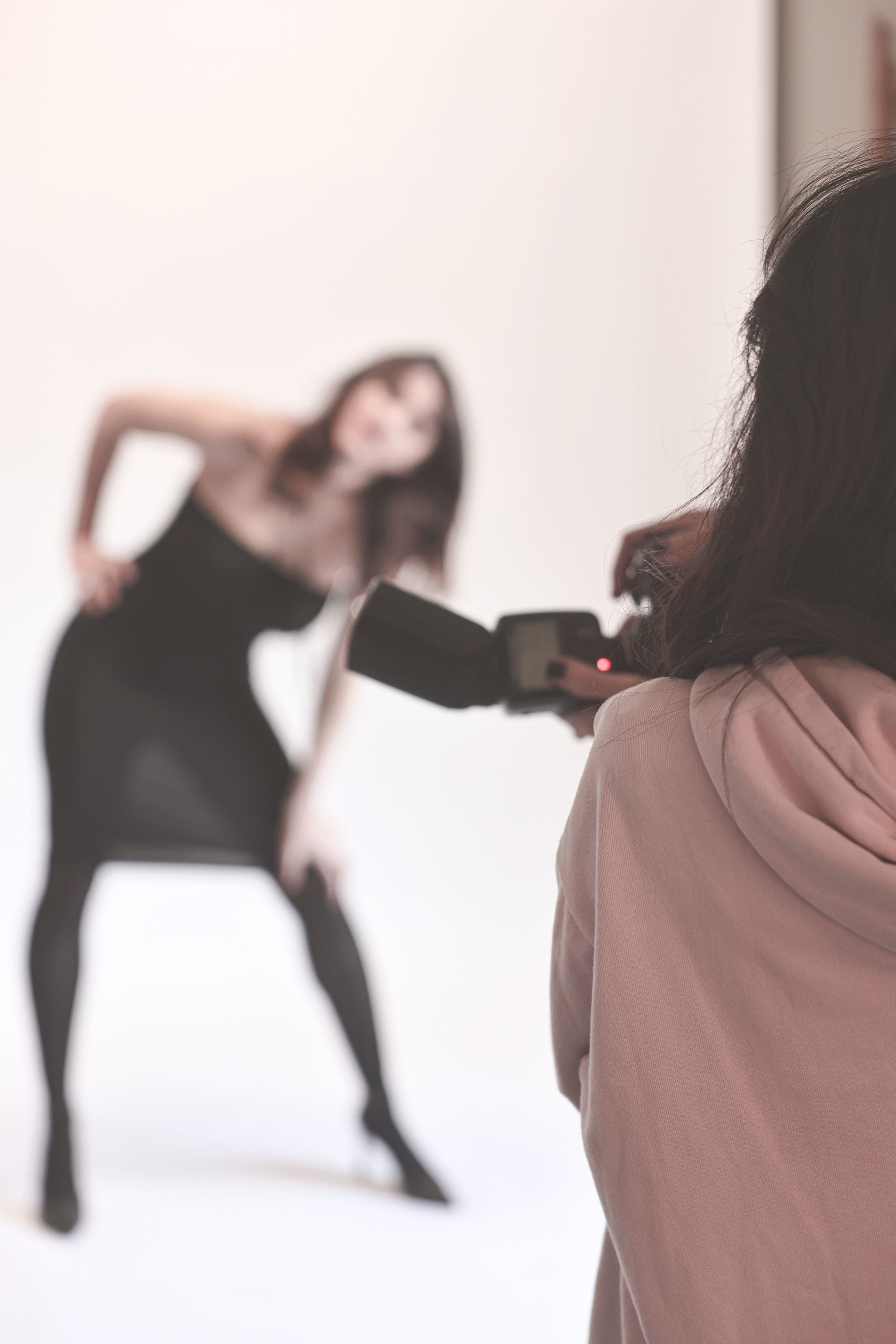 Ritratti femminili Portrait Fashion shooting Modella in abito upcycling sostenibile durante shooting ritratti a Firenze, Toscana
