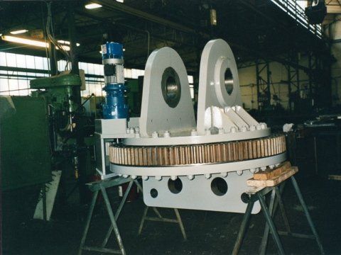 Attrezzo di sollevamento con rotazione motorizzata