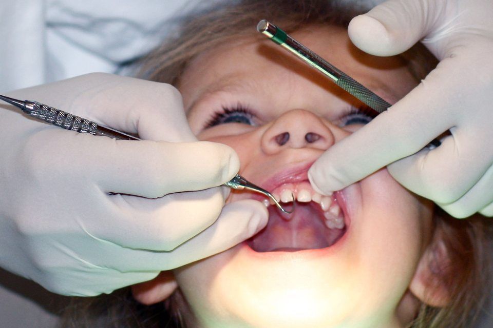 Seduta di odontoiatria pediatrica