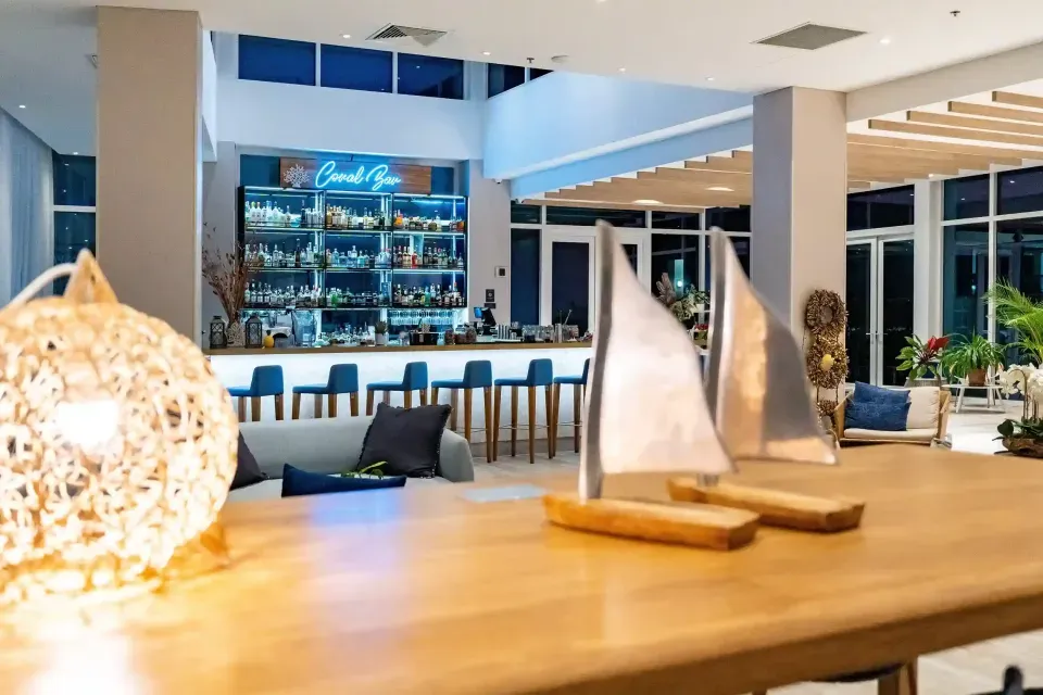 Zona social y bar interior en Hotel Aquamare San Andrés, espacios pensados para encuentros tranquilos entre amigos o familia.