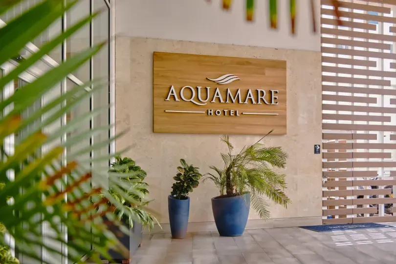 Fachada del hotel Aquamare San Andrés, diseño contemporáneo y acceso principal para huéspedes.