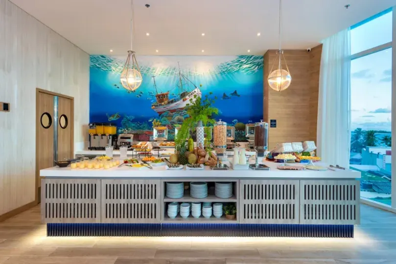 Restaurante del hotel Aquamare San Andrés con ambiente elegante y oferta gastronómica caribeña.