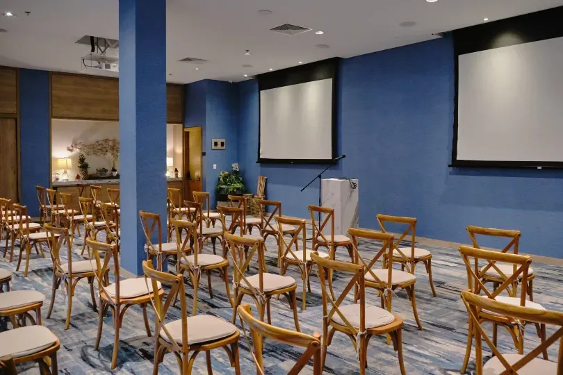 Salón para eventos en el hotel Aquamare San Andrés, espacio moderno y equipado para reuniones y celebraciones.
