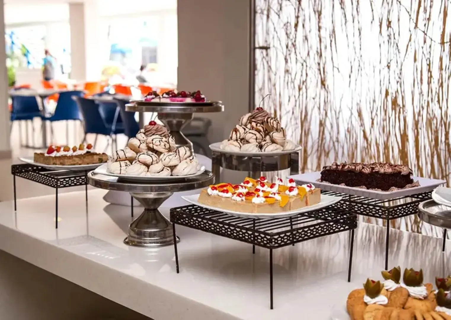 Una mesa de buffet con una variedad de postres.