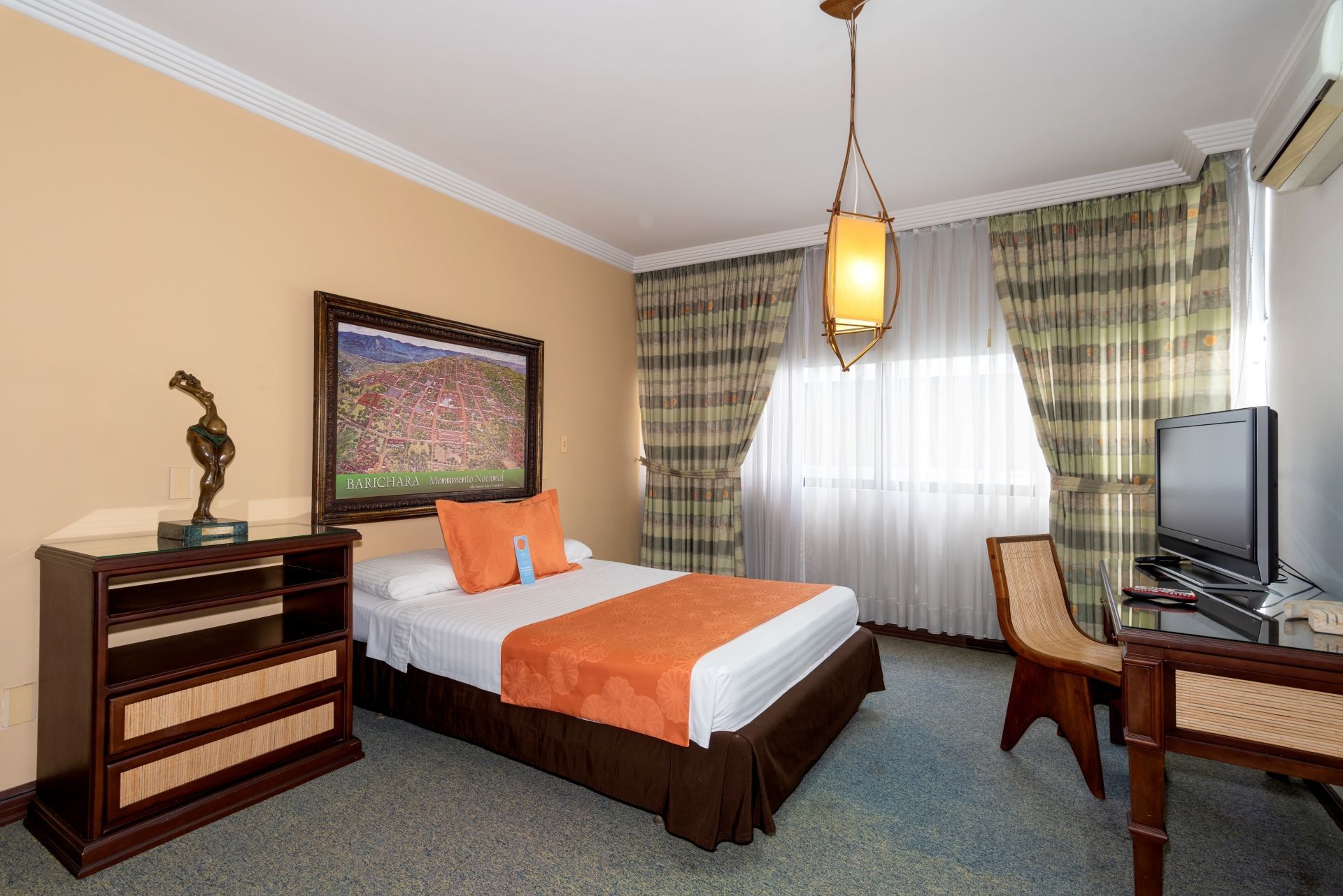 Una habitación de hotel con una cama grande y un televisor.