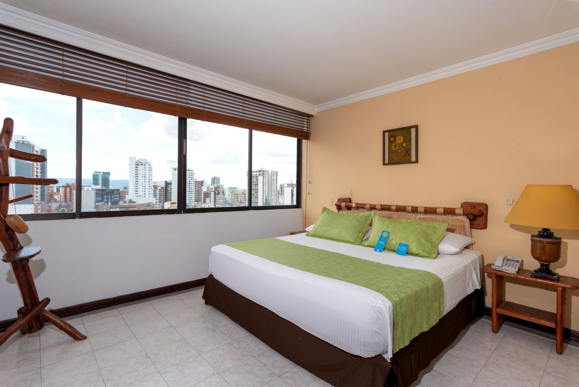 Una habitación de hotel con una cama tamaño king y una ventana grande.