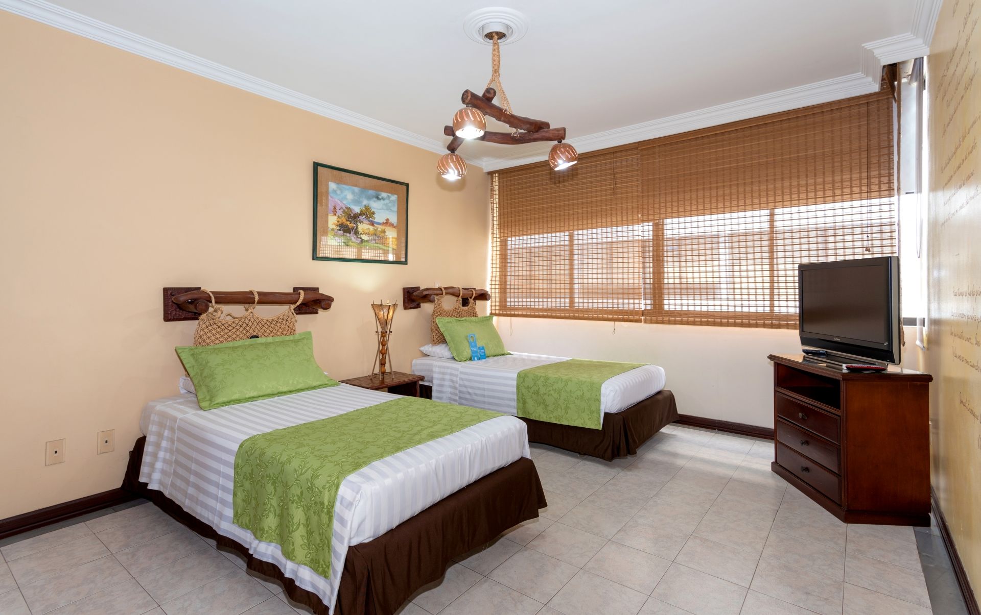 Una habitación de hotel con dos camas y televisión.