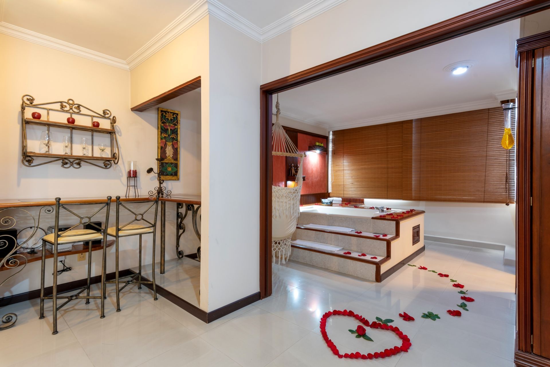 Hay un corazón dibujado en el suelo en el medio de la habitación.