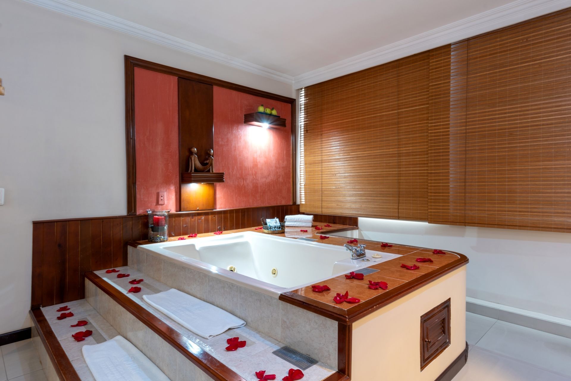 Hay una bañera grande en el medio de la habitación.