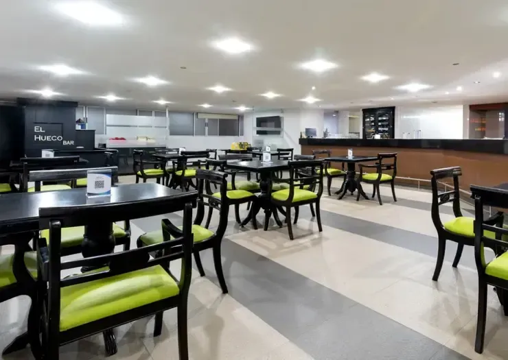Hay muchas mesas y sillas en este restaurante.
