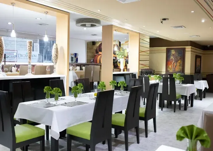 Un restaurante con muchas mesas y sillas
