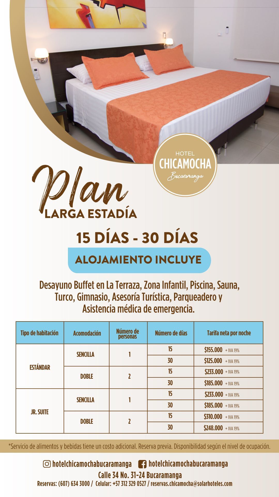 Un volante para una habitación de hotel con una cama y una mesa.