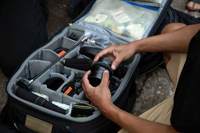 Un miembro del personal de Story Productions organiza el equipo