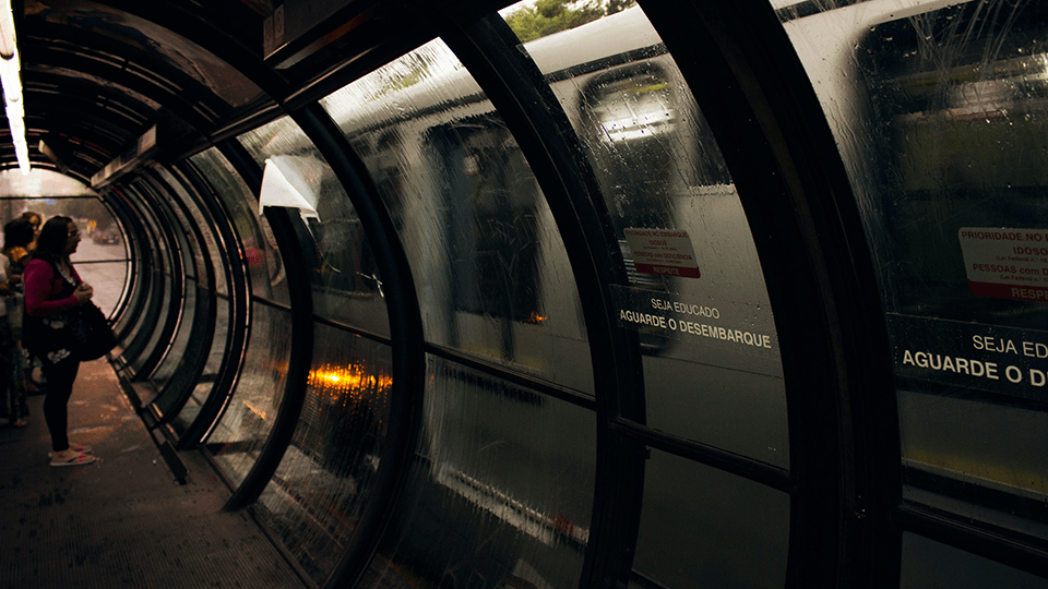 Transporte Público A train is going down the tracks in a tunnel.