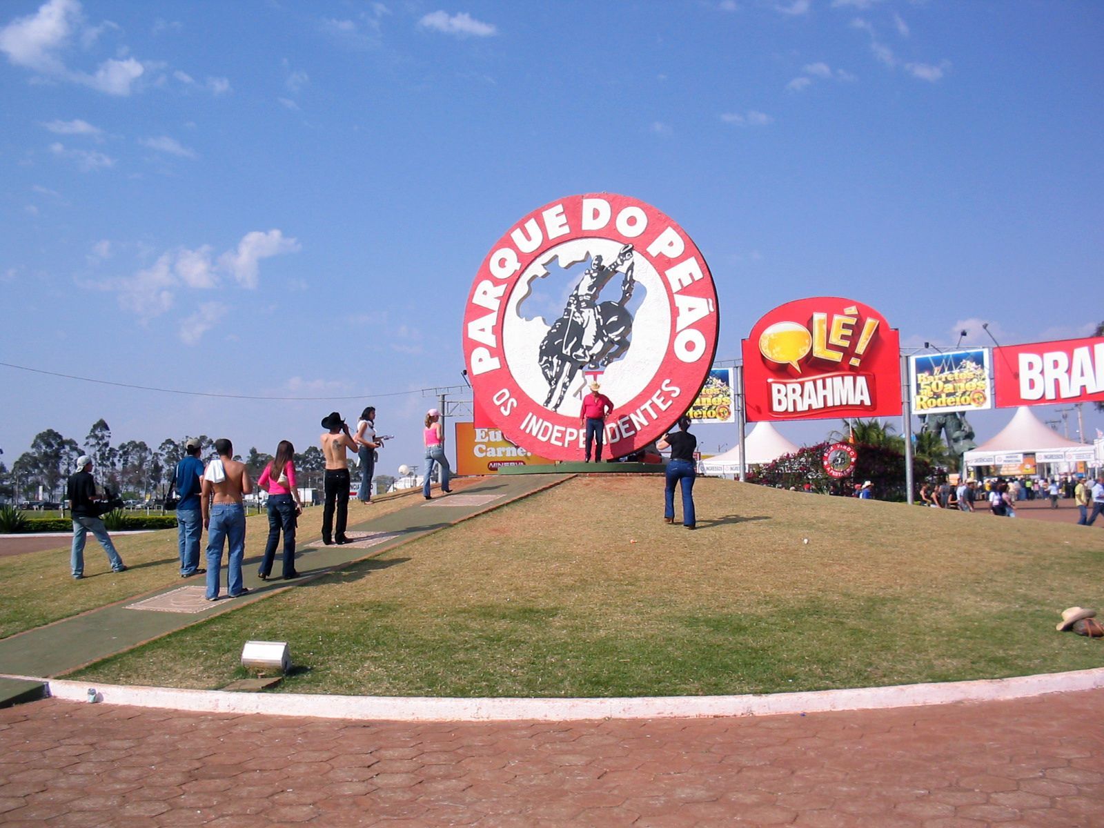A group of people standing in front of a sign that says parque do peo