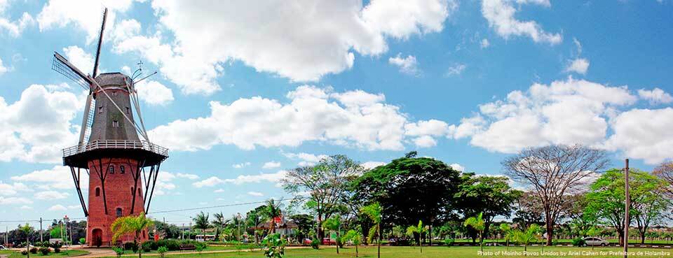 Um moinho de pé em um campo aberto em Holambra