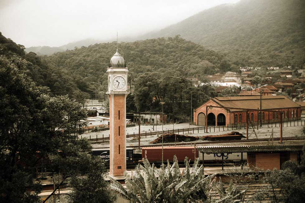 Vista panorâmica de uma cidade com prédios de tijolos e uma torre de vigia