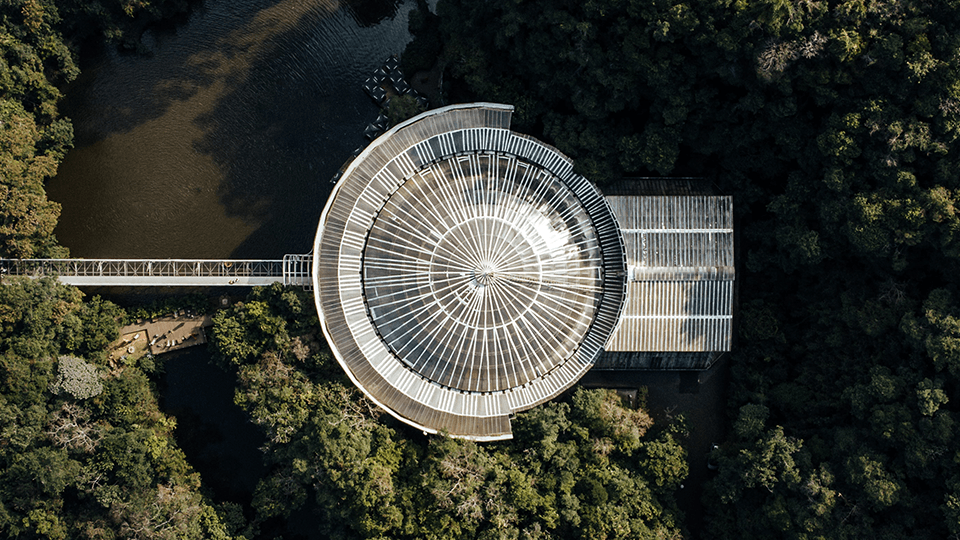 A panoramic view of Jardim da Orla in Santos An aerial view of a building in the middle of a forest.