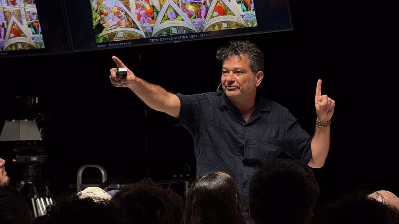 Alziro Barbosa analisando a iluminação do Teto da Capela Sistina de Michelangelo como referência para direção de fotografia cinematográfica