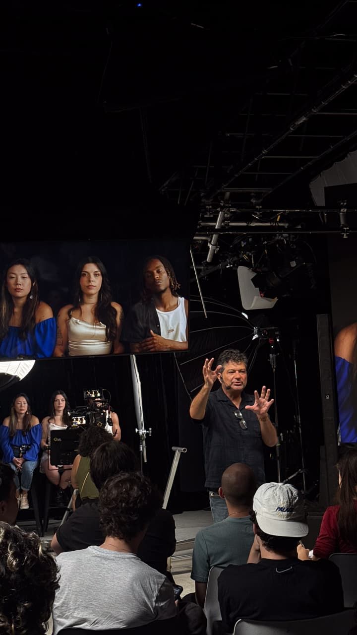 Alziro Barbosa demonstrando luz difusa lateral com preenchimento usando modelos com diferentes tons de pele no curso de cinematografia