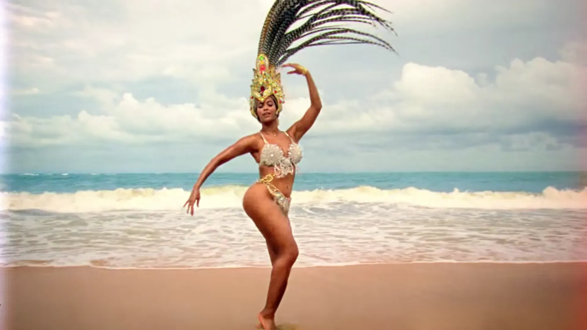 Beyoncé en una playa de Brasil, para el vídeo musical de Blue.