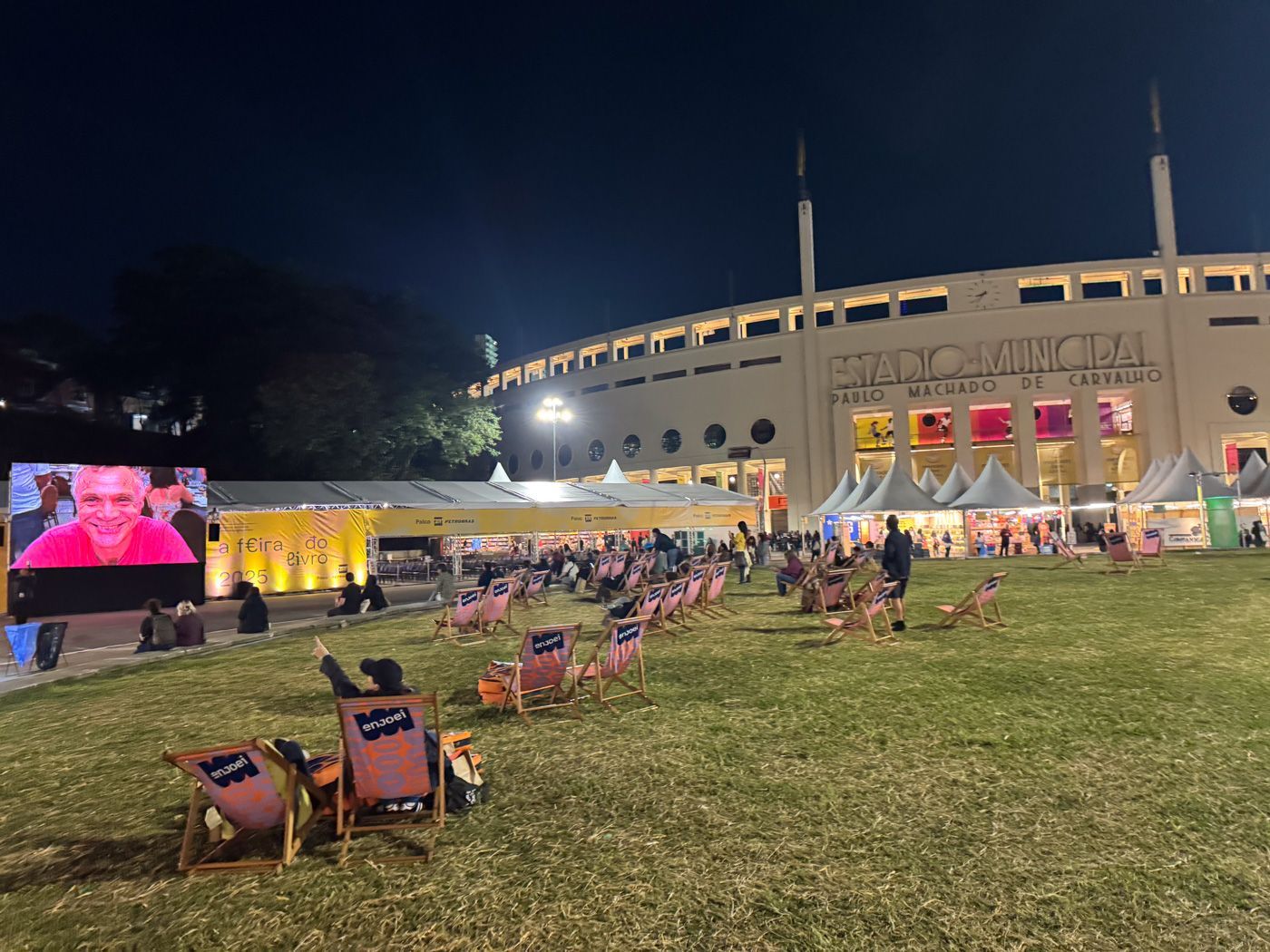 Dom Phillipps posthumous film by his friend Otavio Cury screened on Praça Charles Miller.