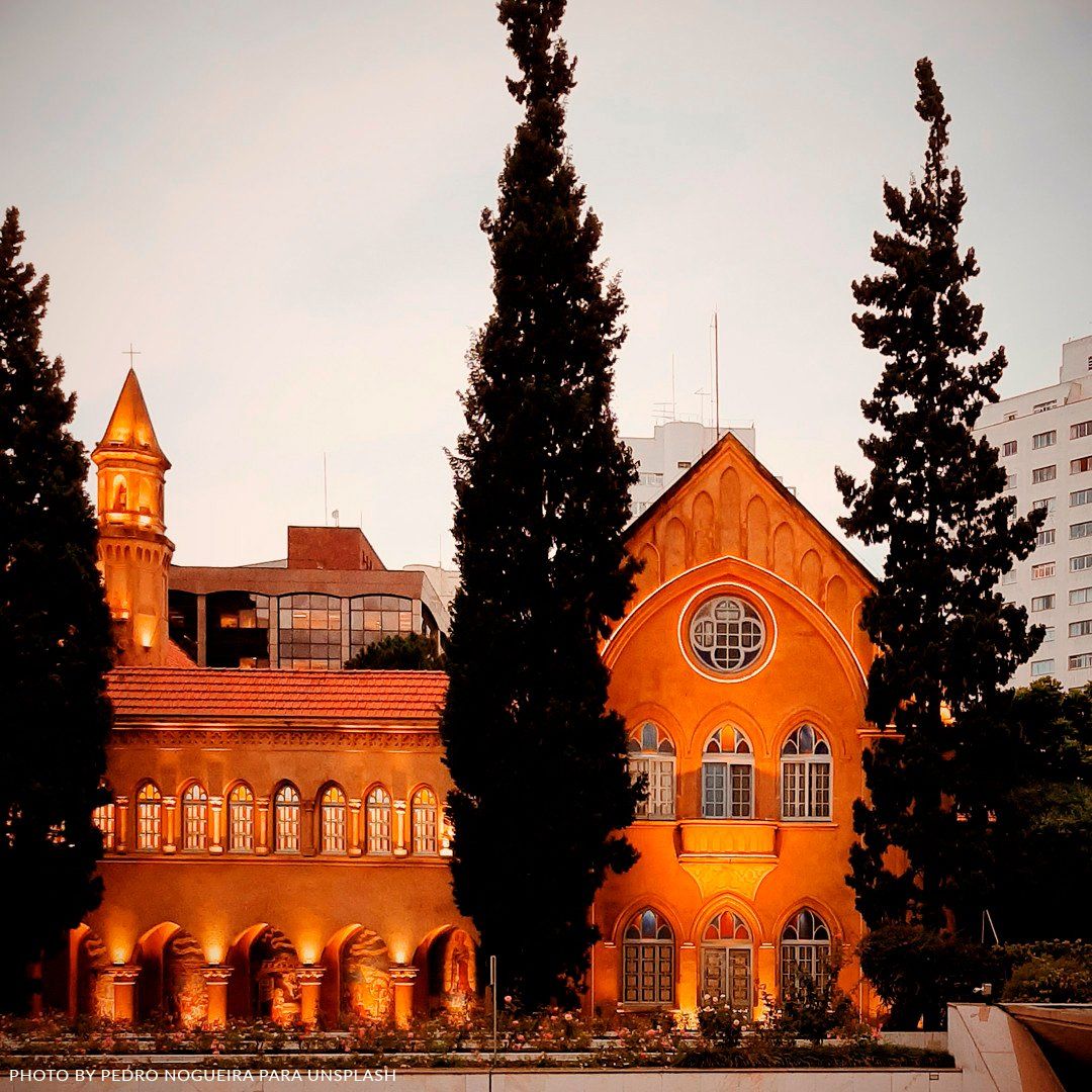 Una iglesia iluminada en la Avenida Paulista, São Paulo Una iglesia en la Avenida Paulista, São Paulo