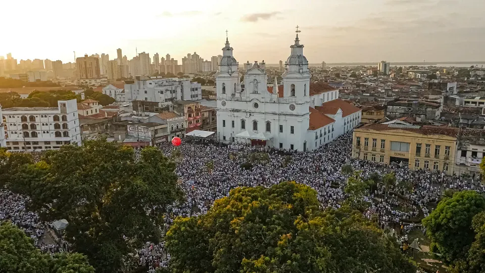 Círio de Nazaré visto de cima, com uma multidão ao redor da Catedral de Belém