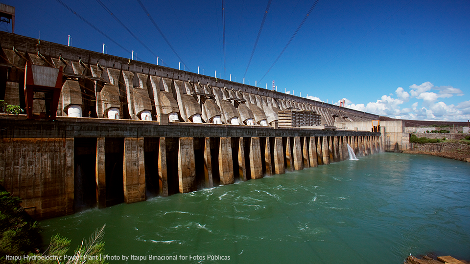 Une vue panoramique de la centrale hydroélectrique d'Itaipu