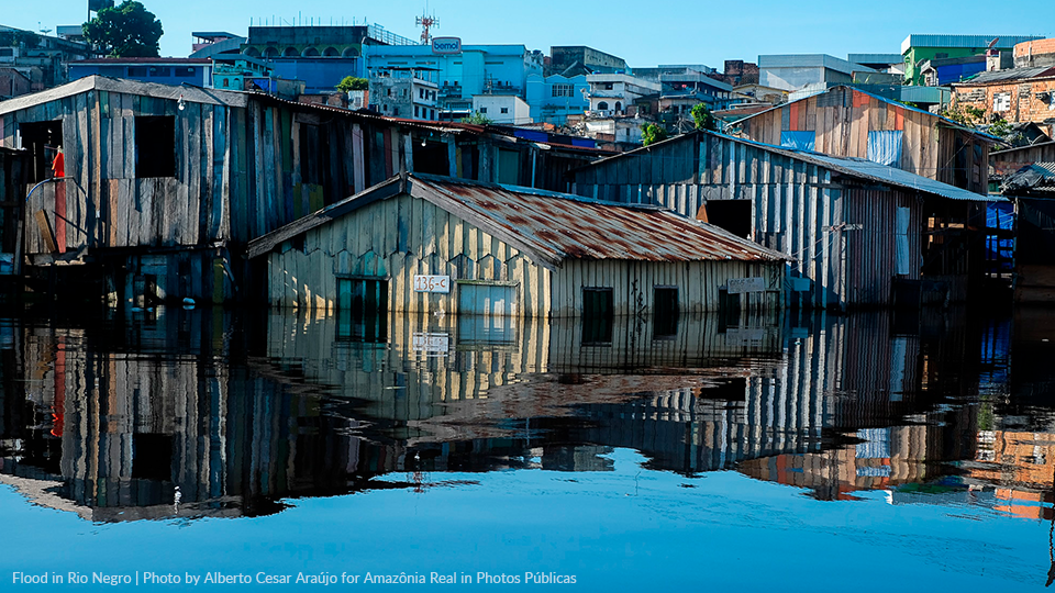 Rues inondées et maisons en bois Rues inondées et maisons en bois