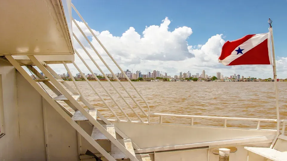 Panoramic view of the Belém shore with the Pará flag on front