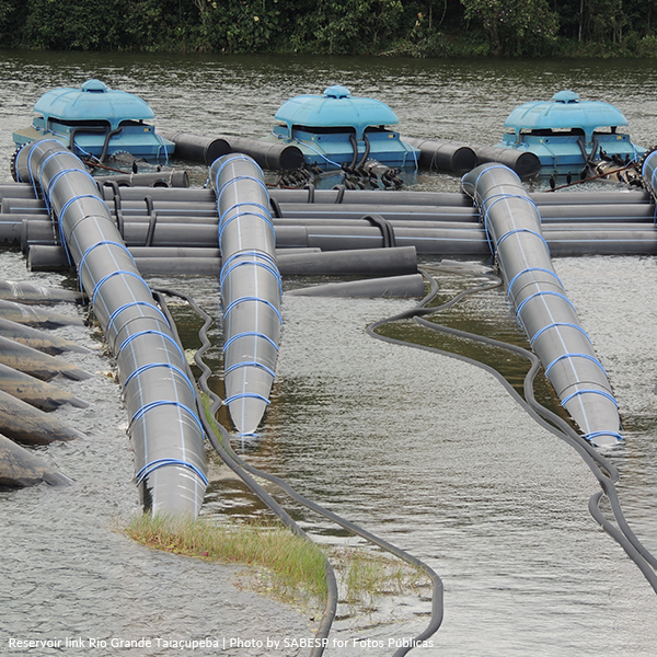 Trois pompes à eau dans une rivière Trois pompes à eau dans une rivière