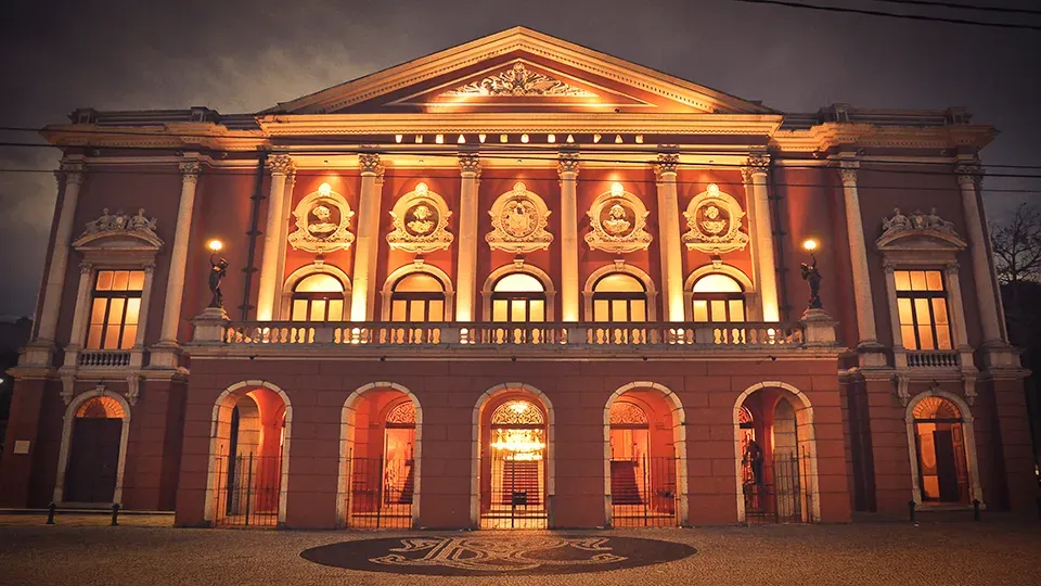 Front view of the Theatro da Paz lit up at night.