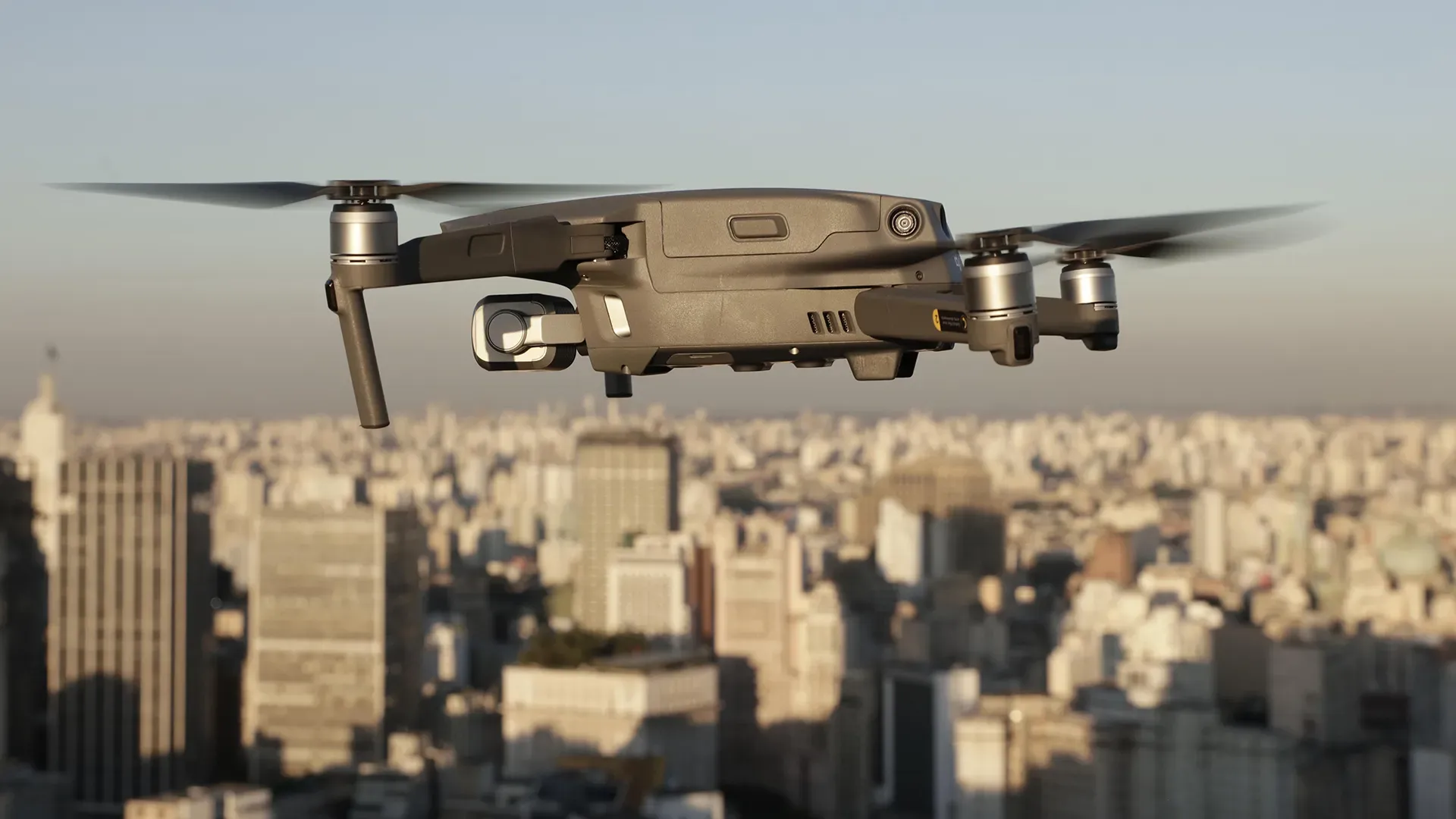 Drohne fliegt über São Paulo