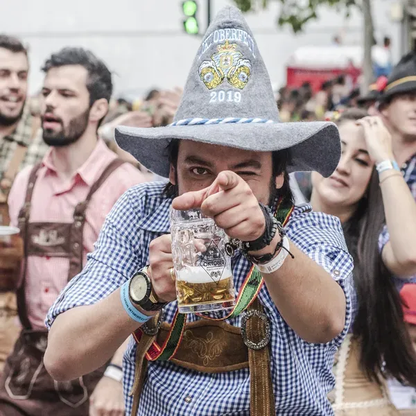 Mann zeigt auf dem Oktoberfest in Brasilien in die Kamera