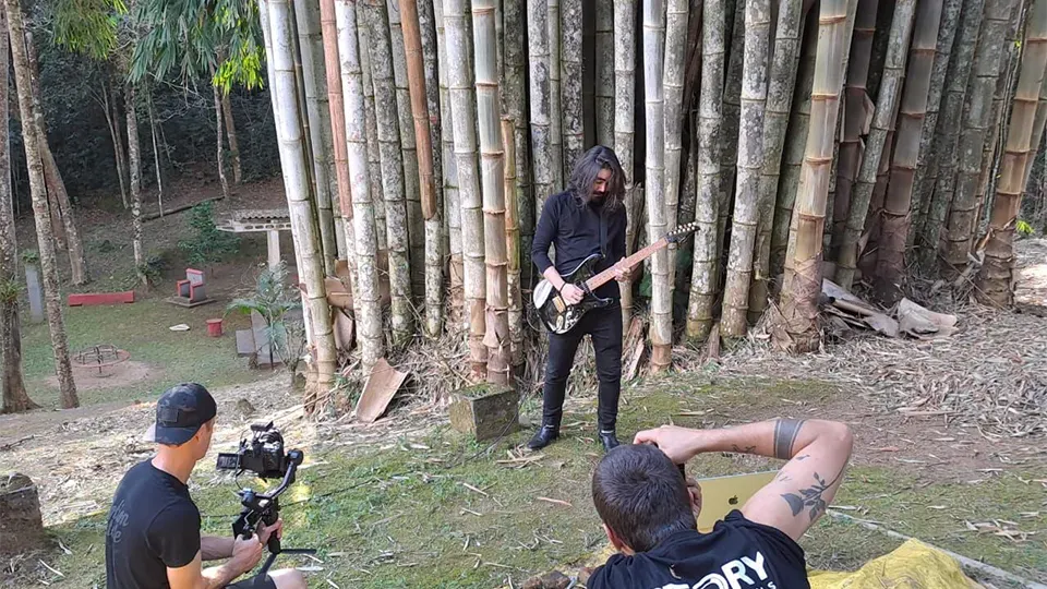 Detrás de escena del rodaje con Mateus Asato.